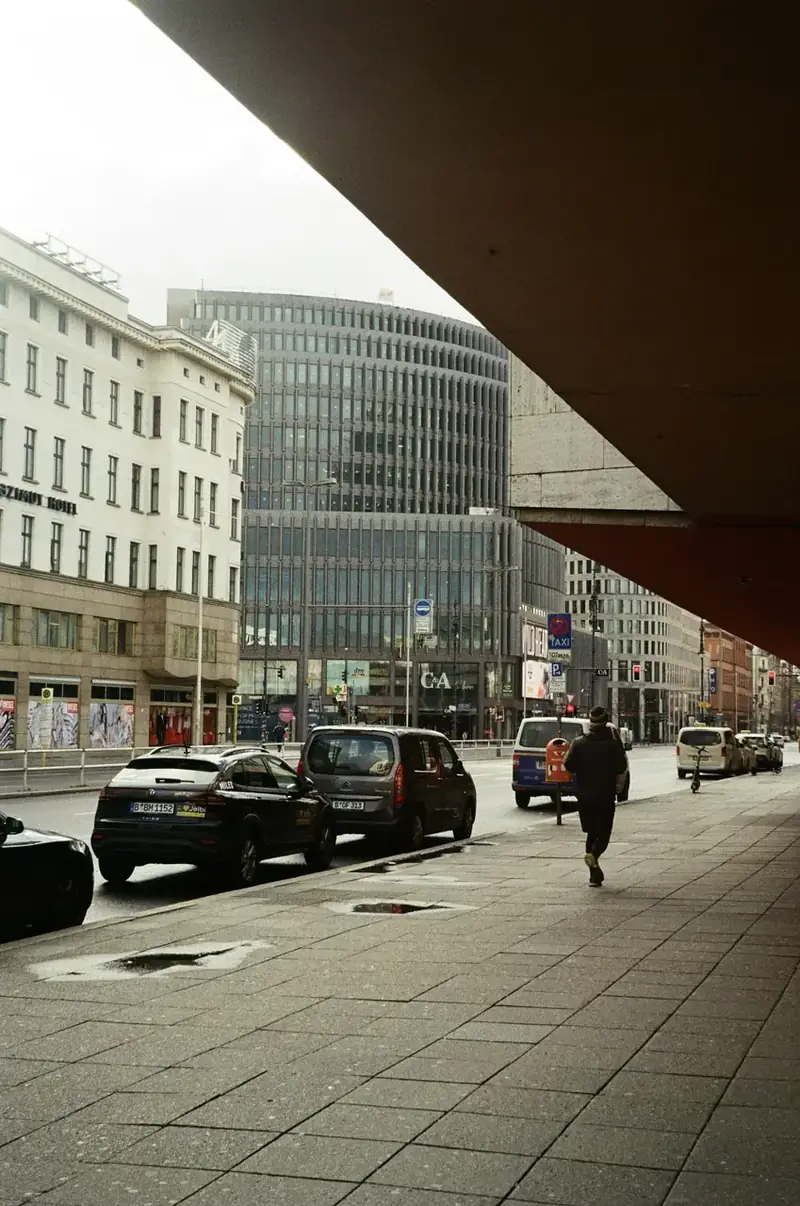 Bilar och modern bebyggelse i Berlin