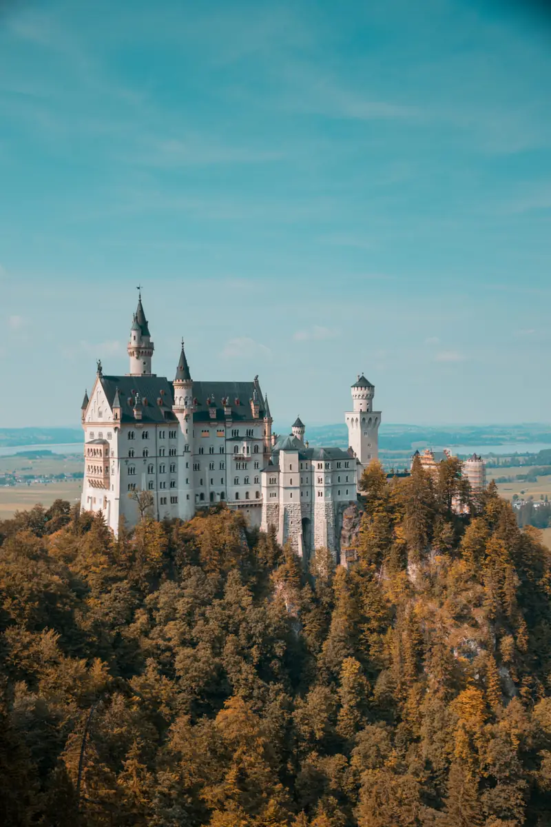 Neuschwanstein vid de bayerska Alperna